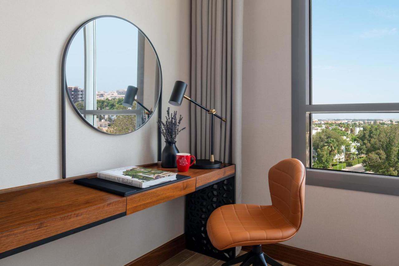 Swissotel Living Dschidda Exterior foto A work desk in a hotel room