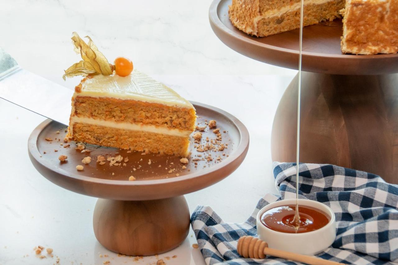 Swissotel Living Dschidda Exterior foto Honey being drizzled over a cake