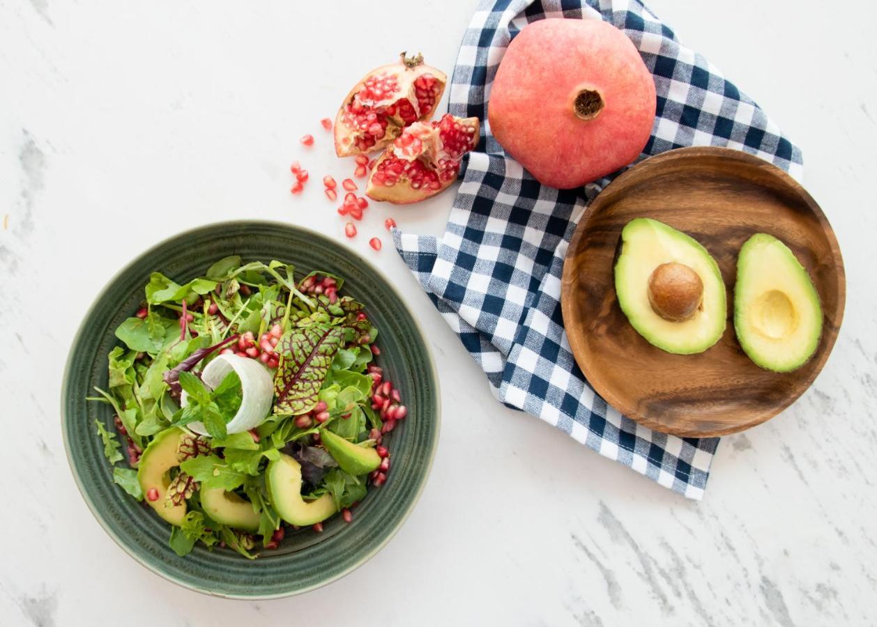 Swissotel Living Dschidda Exterior foto A salad with pomegranate seeds