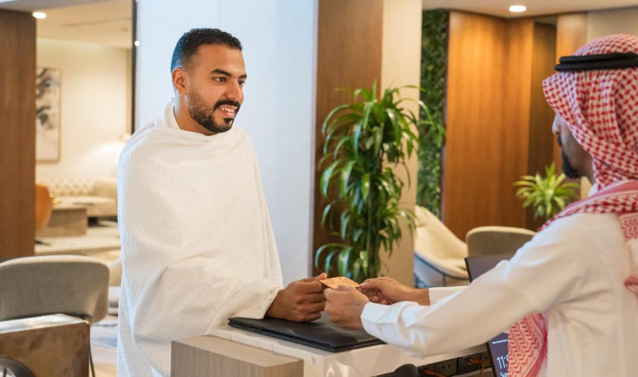 Swissotel Living Dschidda Exterior foto A hotel receptionist