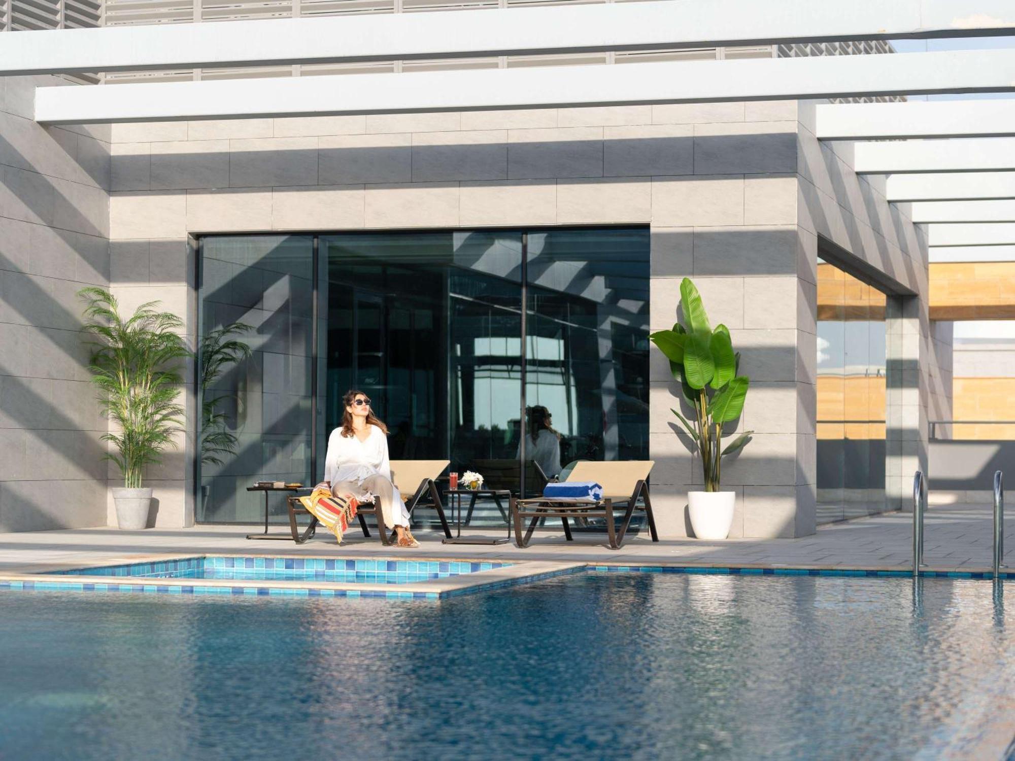Swissotel Living Dschidda Exterior foto The swimming pool at the hotel