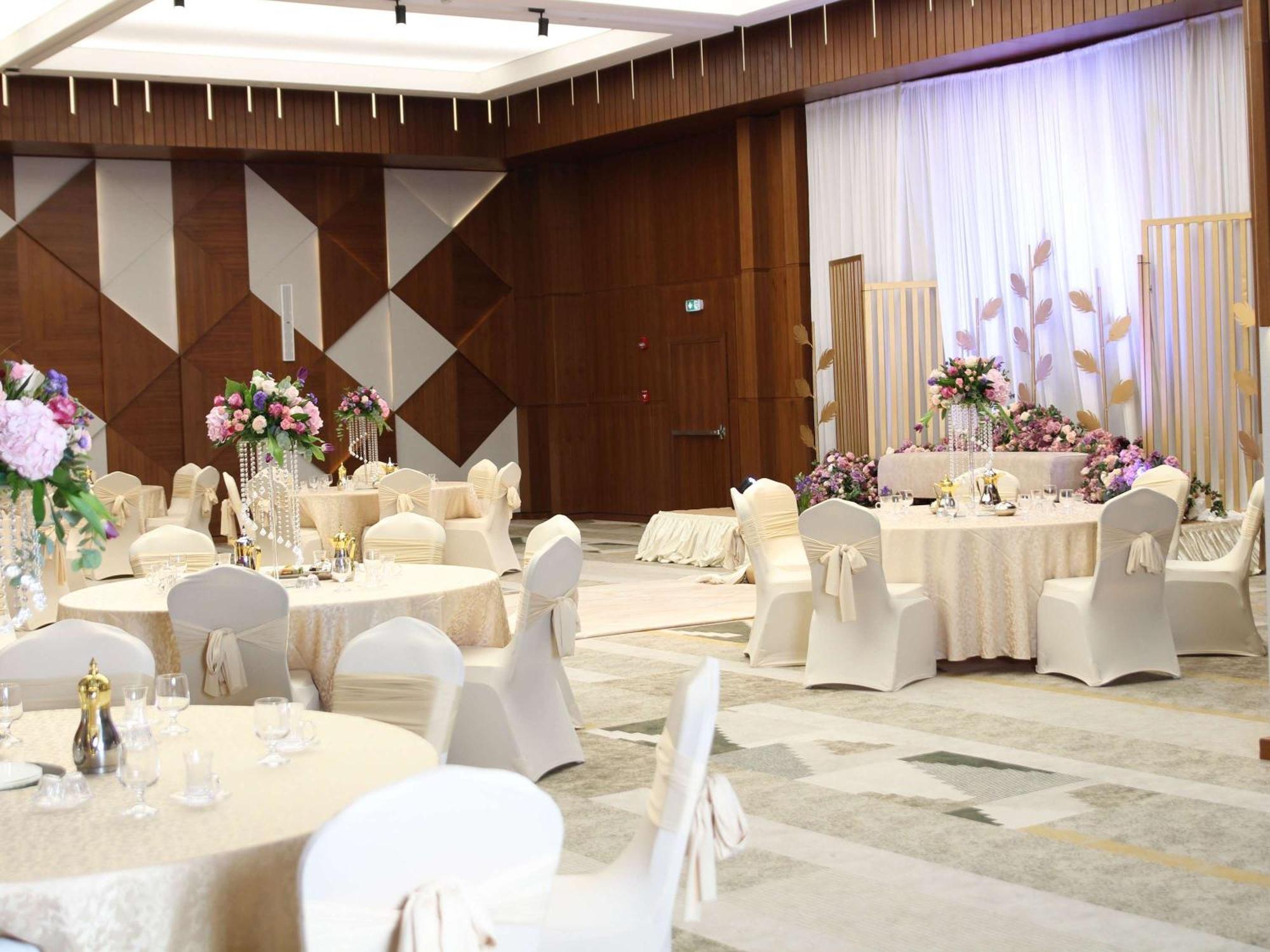 Swissotel Living Dschidda Exterior foto A wedding reception at the Grand Ballroom
