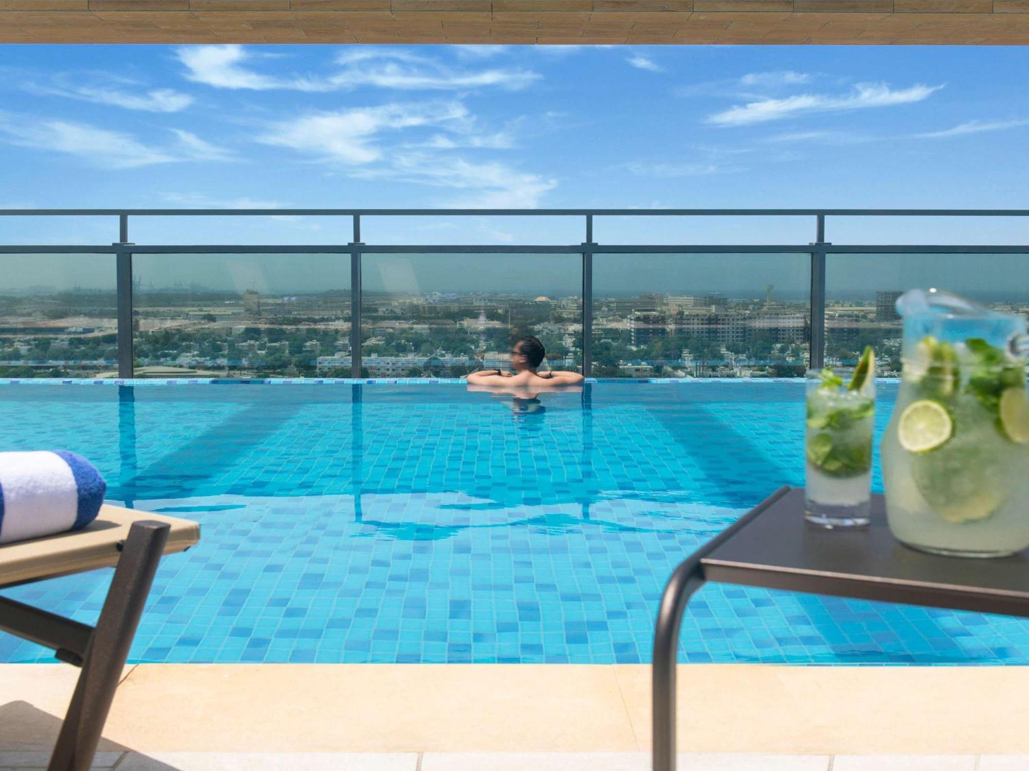 Swissotel Living Dschidda Exterior foto The swimming pool at the hotel